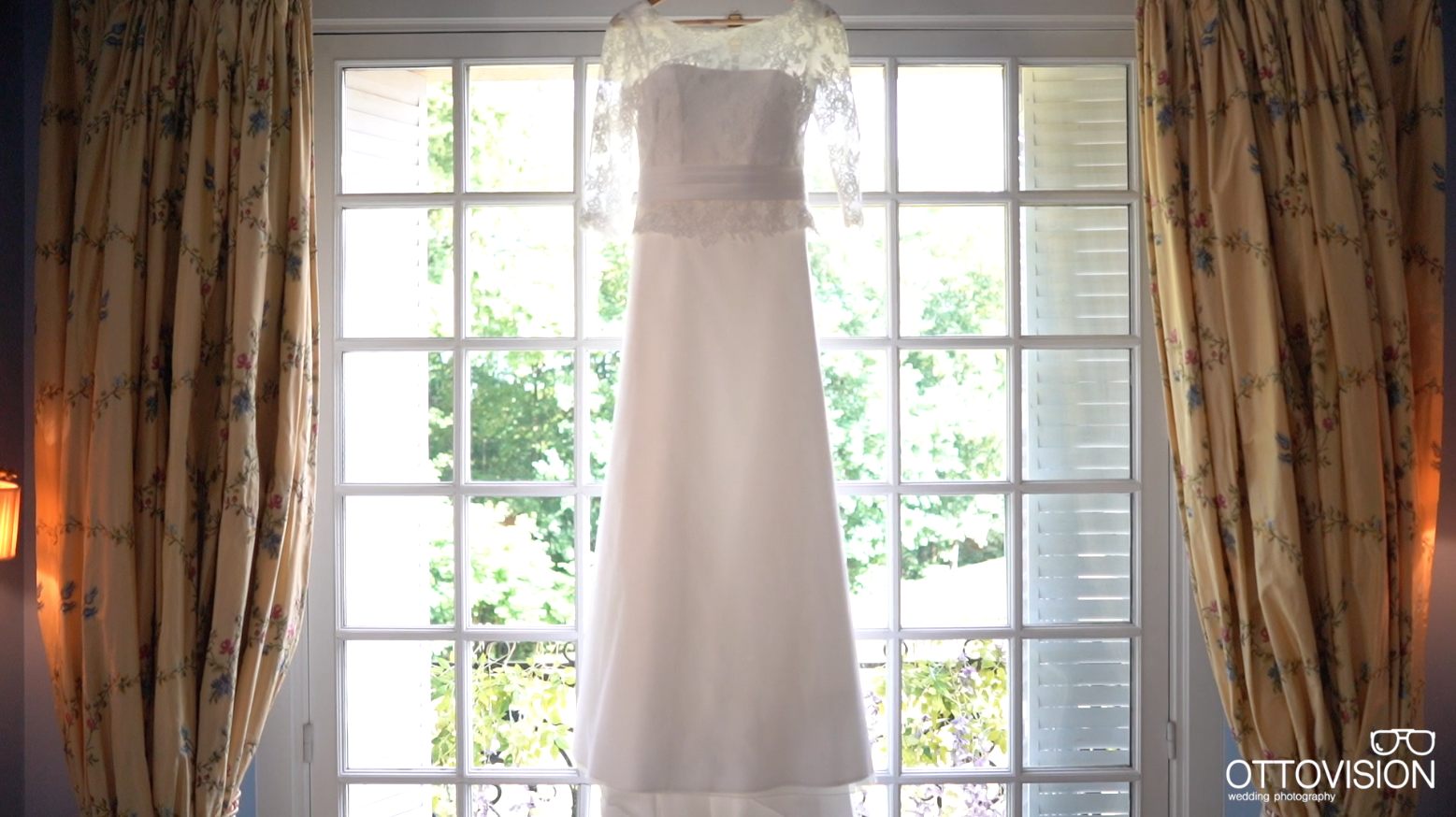 Films de mariage, images de mode et récits de marque façonnés par l’atmosphère, le mouvement et l’émotion sincère.