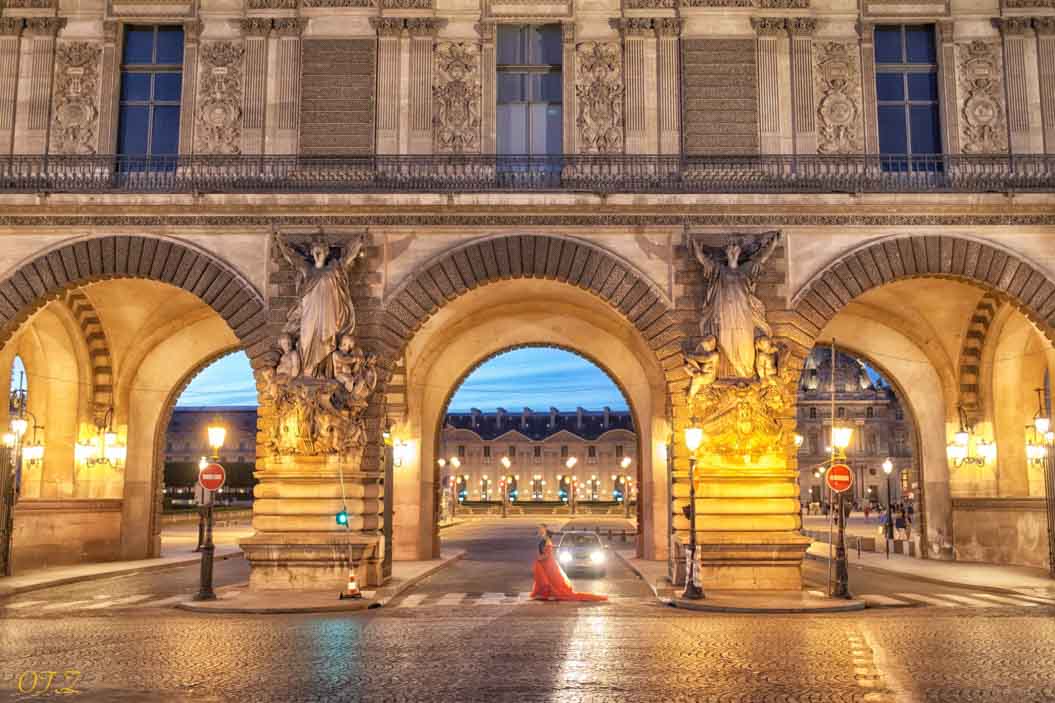 Arcades illuminées de la cour du Louvre de nuit