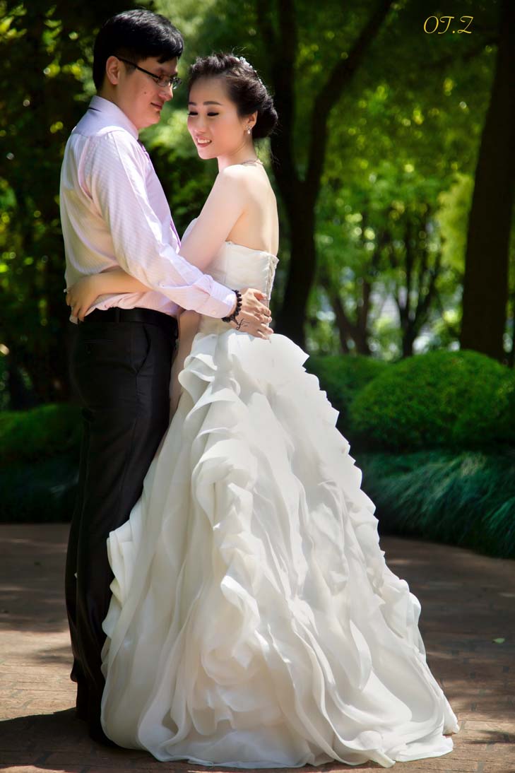 Mariée et marié enlacés dans un jardin parisien