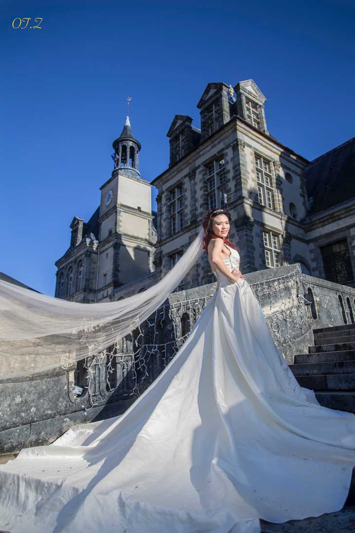 Mariée sur les marches d’un bâtiment historique parisien