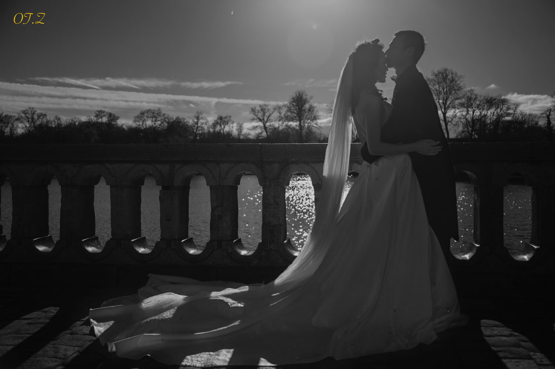 Silhouette d’une mariée et d’un marié s’embrassant au coucher du soleil